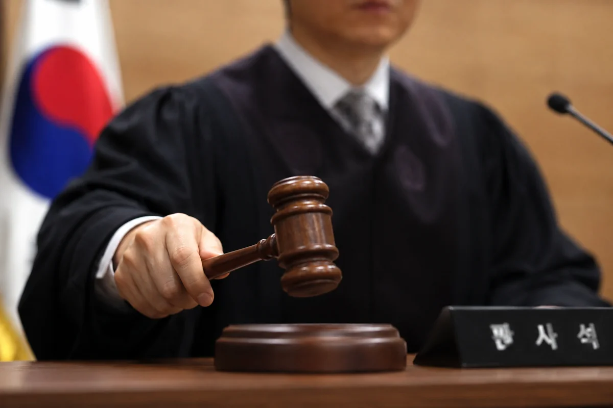 양천구 카메라등이용촬영 선처|법정에서 의사봉을 든 판사와 판사석 명패