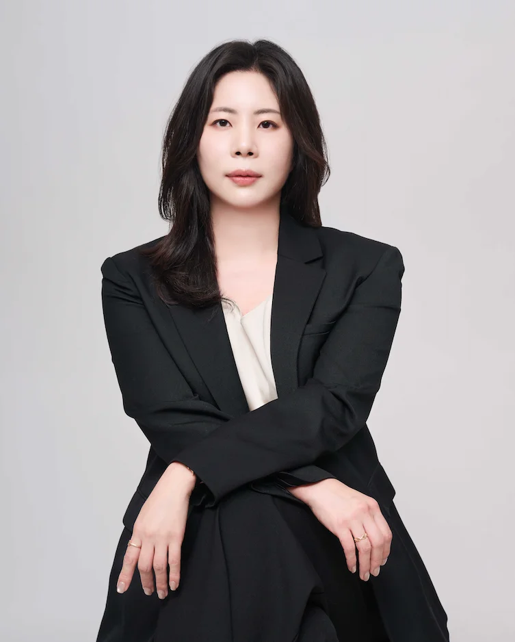 목동 성매매 초범 불기소|검은색 정장을 입은 여성의 전문직 프로필 사진