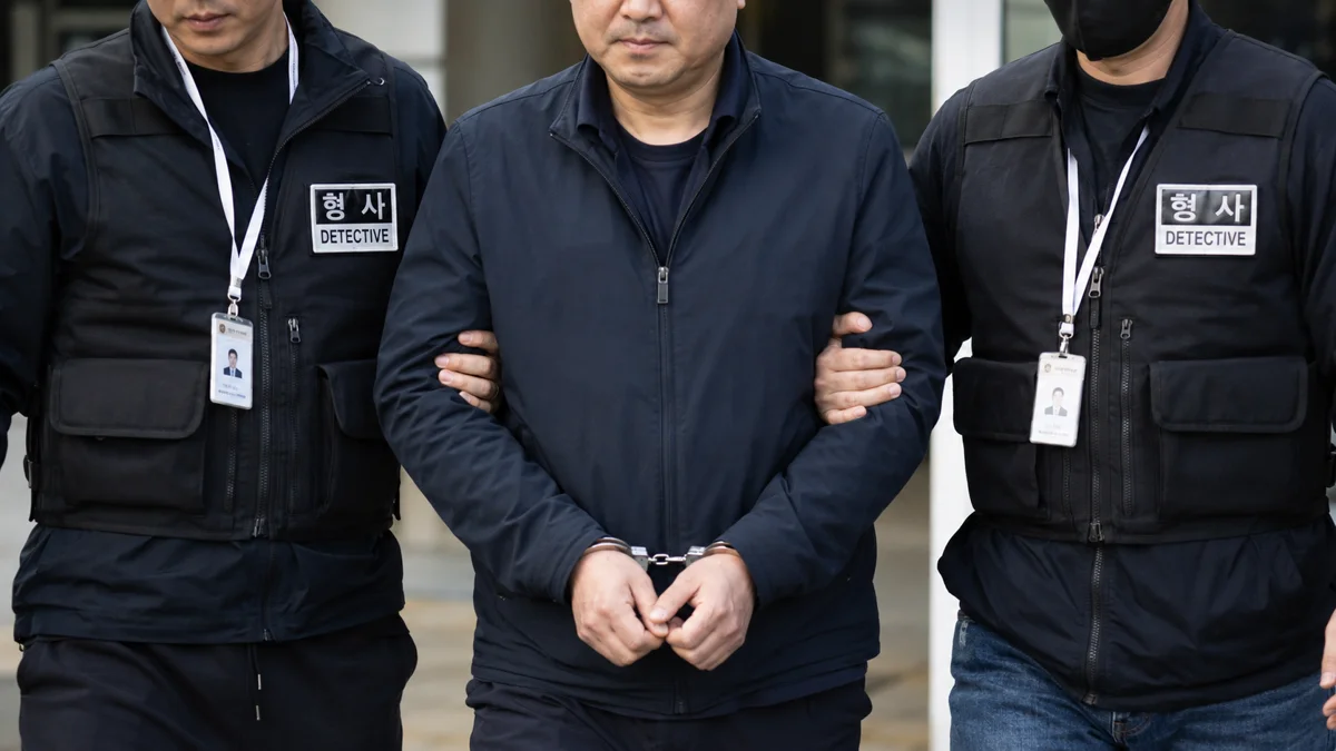 성범죄 증거|형사들에게 연행되는 수갑을 찬 피의자